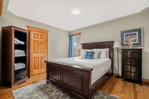 Room - Fern and Pine 4BR Retreat by Lake w Deck (Sylvan Lake)