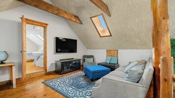 Desk, iron/ironing board, WiFi, bed sheets
