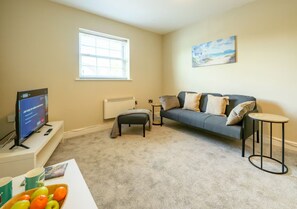 TV - 2-Bedroom Flat on Copthorn Road - with parking - Pass the Keys (Shrewsbury)