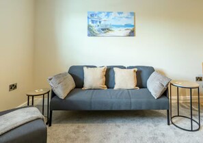 TV - 2-Bedroom Flat on Copthorn Road - with parking - Pass the Keys (Shrewsbury)