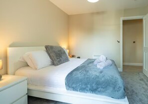 Free WiFi, bed sheets - 2-Bedroom Flat on Copthorn Road - with parking - Pass the Keys (Shrewsbury)