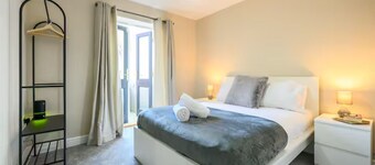 2-Bedroom Flat on Copthorn Road - with parking - Pass the Keys