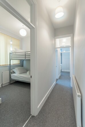Iron/ironing board, free WiFi, bed sheets - Cosy 2-Bed apartment | sleeps 6 | Sea views - Pass the Keys (Southend-on-Sea)