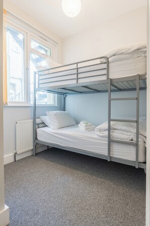 Iron/ironing board, free WiFi, bed sheets - Cosy 2-Bed apartment | sleeps 6 | Sea views - Pass the Keys (Southend-on-Sea)