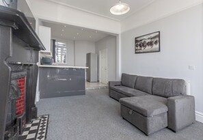 TV - Cosy 2-Bed apartment | sleeps 6 | Sea views - Pass the Keys (Southend-on-Sea)