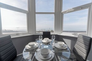 Dining - Cosy 2-Bed apartment | sleeps 6 | Sea views - Pass the Keys (Southend-on-Sea)