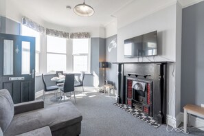 TV - Cosy 2-Bed apartment | sleeps 6 | Sea views - Pass the Keys (Southend-on-Sea)