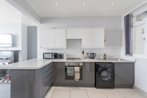 Fridge, microwave, oven, toaster - Cosy 2-Bed apartment | sleeps 6 | Sea views - Pass the Keys (Southend-on-Sea)