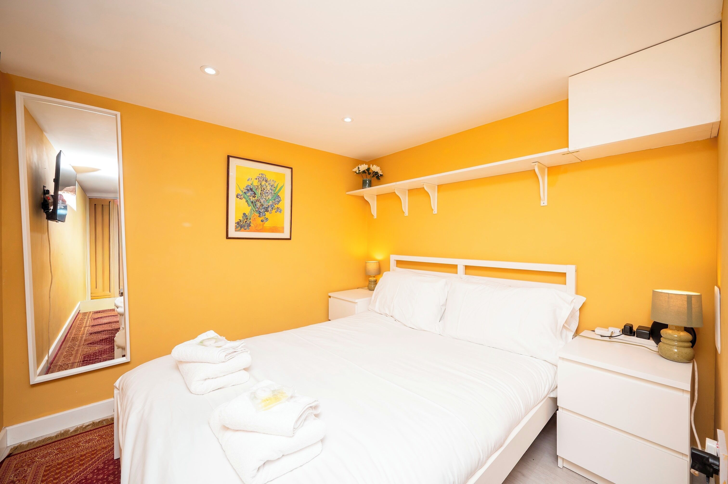 Tabla de planchar con plancha, wifi gratis, ropa de cama
