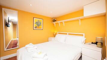 Tabla de planchar con plancha, wifi gratis, ropa de cama
