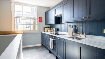 Fridge, oven, dishwasher, toaster
