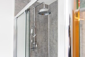 Shower, hair dryer, towels - Eight Bridewell Lane - Heart of Town w' Parking - Pass the Keys (Tenterden)
