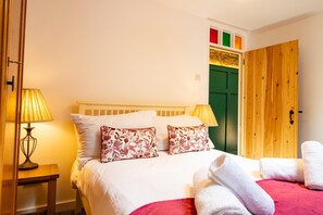 Iron/ironing board, free WiFi, bed sheets - Eight Bridewell Lane - Heart of Town w' Parking - Pass the Keys (Tenterden)