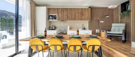 Frigorífico, horno, placa de cocina y tostadora