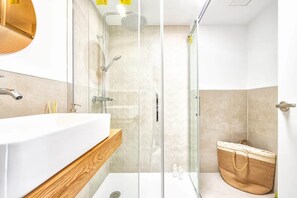 Shower, hair dryer, towels - Casa Arizona – Central Duplex Puerto Rico GC (Puerto Rico de Gran Canaria)