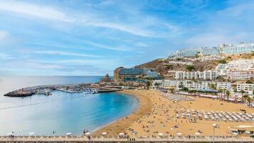 Ubicación cercana a la playa y toallas de playa
