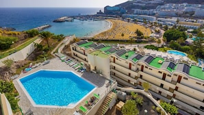 Ett hotell med pool, direkt tillgång till stranden och utsikt över havet.