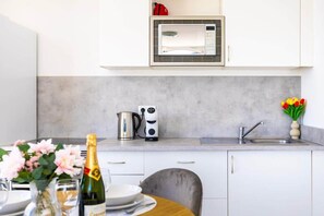 Fridge, microwave, oven, stovetop - Sea View Apartment with Pool – Canaima, Puerto Rico (Puerto Rico de Gran Canaria)