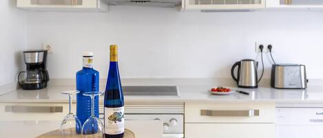 Kühlschrank, Mikrowelle, Ofen, Herdplatte