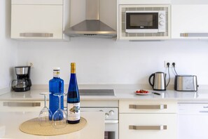 Fridge, microwave, oven, stovetop - Casa Ocean Love – Sea View Duplex Tauro Golf (Las Palmas)