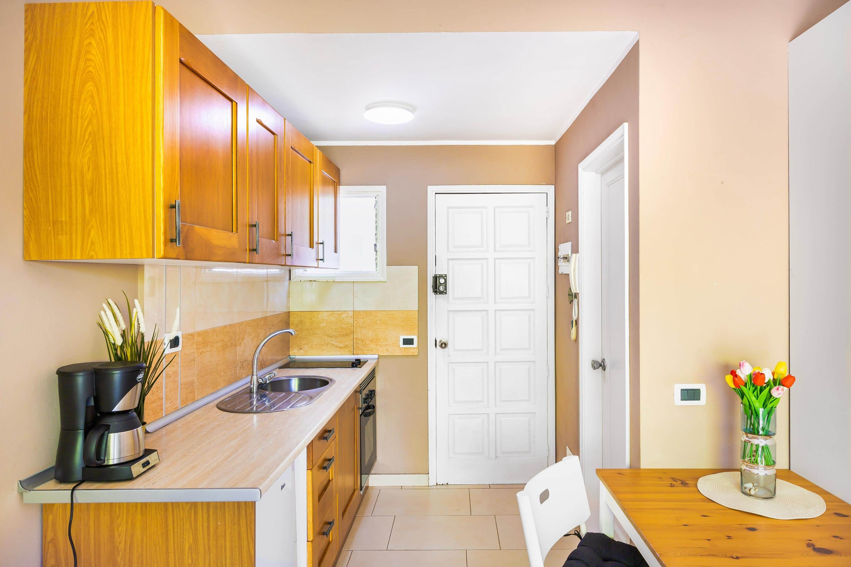 Frigorífico, horno, placa de cocina y utensilios de cocina