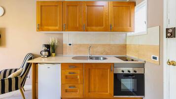 Fridge, oven, stovetop, cookware/dishes/utensils
