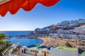 Ein Küstenresort mit Strandvillen, einer Marina und einem Strand.