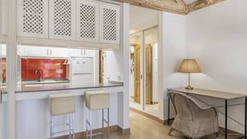 Frigorifero, microonde, forno, piano cottura