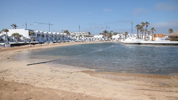 Una spiaggia nelle vicinanze