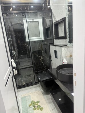 Dusche, Haartrockner, Handtücher, Seife