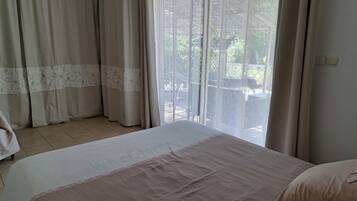 5 bedrooms, iron/ironing board, WiFi, bed sheets