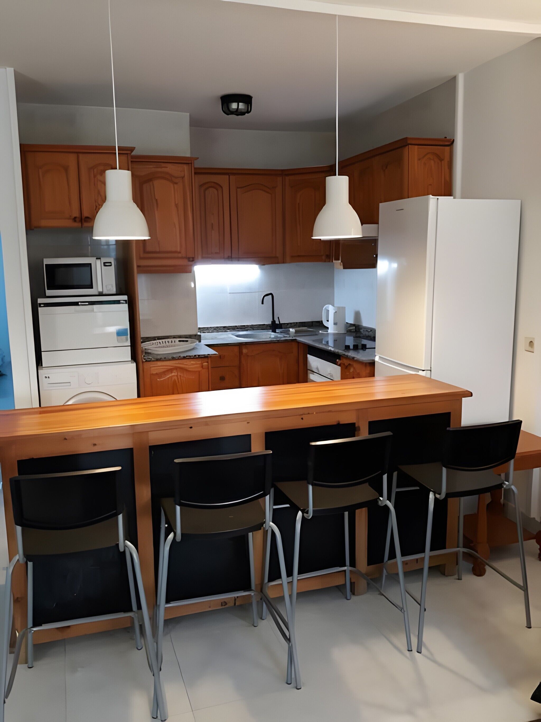 Frigorífico, microondas, horno y placa de cocina