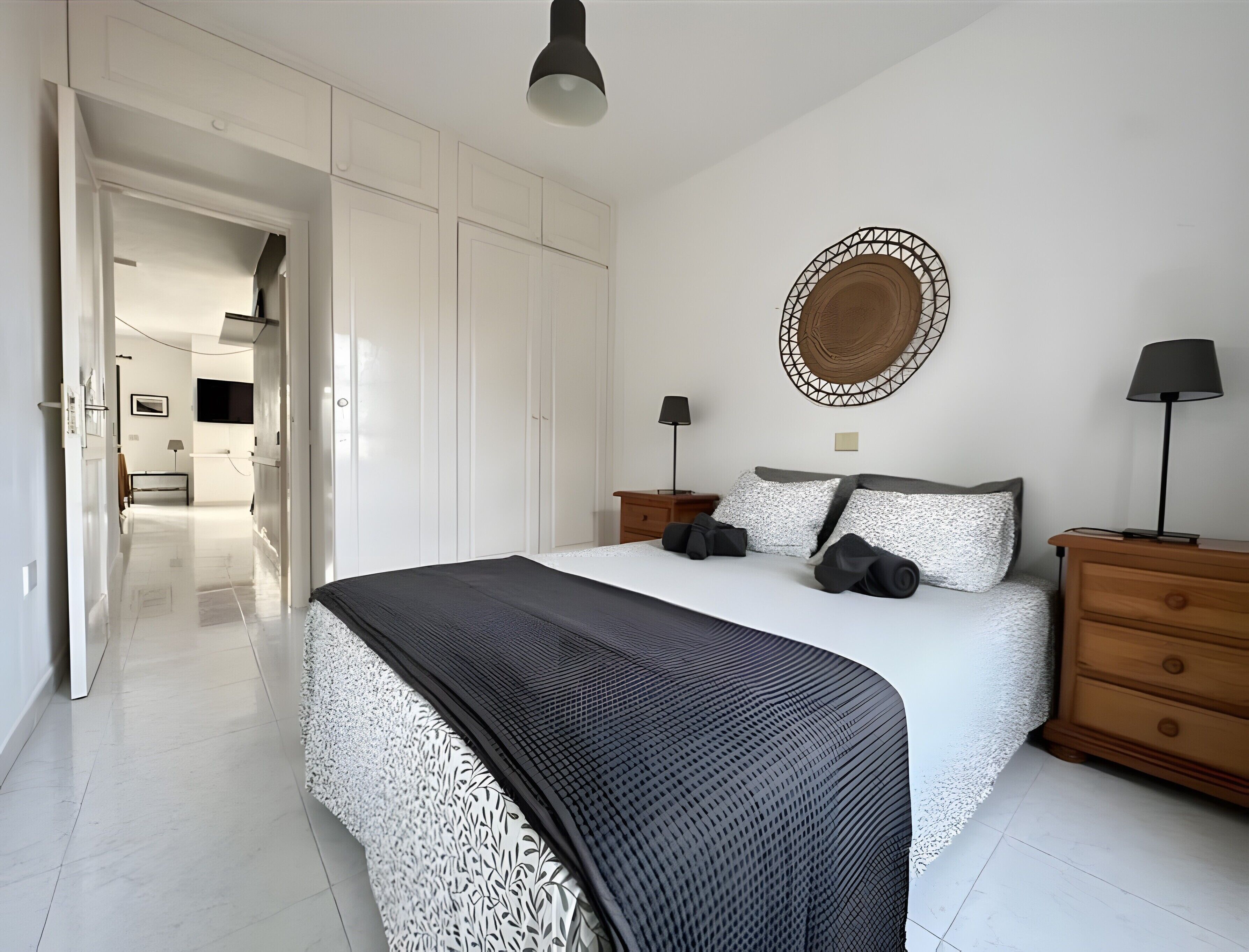 Tabla de planchar con plancha, wifi, ropa de cama