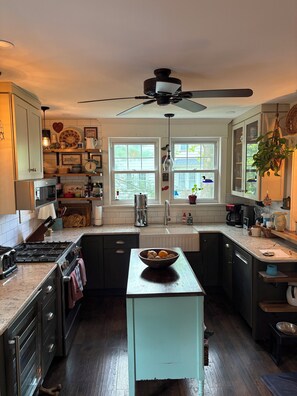 Private kitchen - Historic center hall colonial. Close to Philly and the shore (Palmyra)