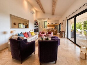 TV, fireplace, books - Villa Le Clos Réal, Panoramic View, Pool, 9 (La Croix-Valmer)