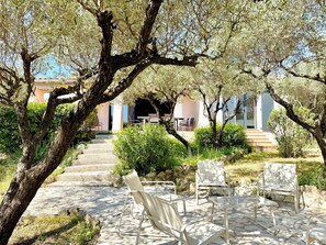 Outdoor dining - L’Olivaie • Villa 8 pers piscine & jardin (Caveirac)