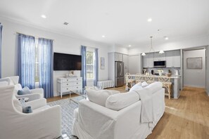 Living area - Pass Christian 3BR - Pool - Walk to the Beach (Pass Christian)