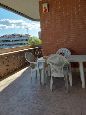 Outdoor dining - Vrbo Property (Roma)