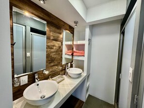 Dusch, hårtork, handdukar och tvål