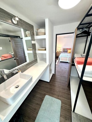 Strykjärn/strykbräda, wi-fi och sängkläder