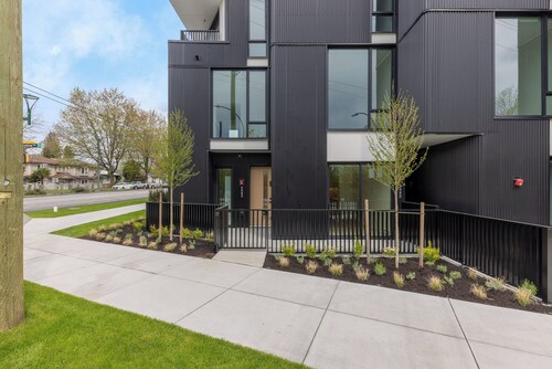 2 Bed 2 Bath Brand Immaculate Condo by Transit and Trout Lake