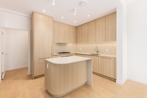 Spa - 2 Bed 2 Bath Brand Immaculate Condo by Transit and Trout Lake (Vancouver)