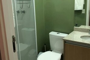 Pyyhkeet, saippua, vessapaperi