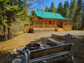 Terrace/patio - Private pet-friendly cabin with year round trail access (Shirley)