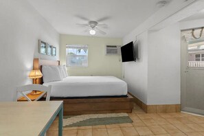 Room - Queen Studio w/ Kitchen, Pool & Beach Access Near Bahia Honda State Park (Little Torch Key)