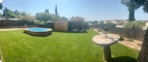 A backyard with a swimming pool, a wooden deck, and a fenced area. - Quiet house with pool in Cers, 10 minutes from the beach (Cers)