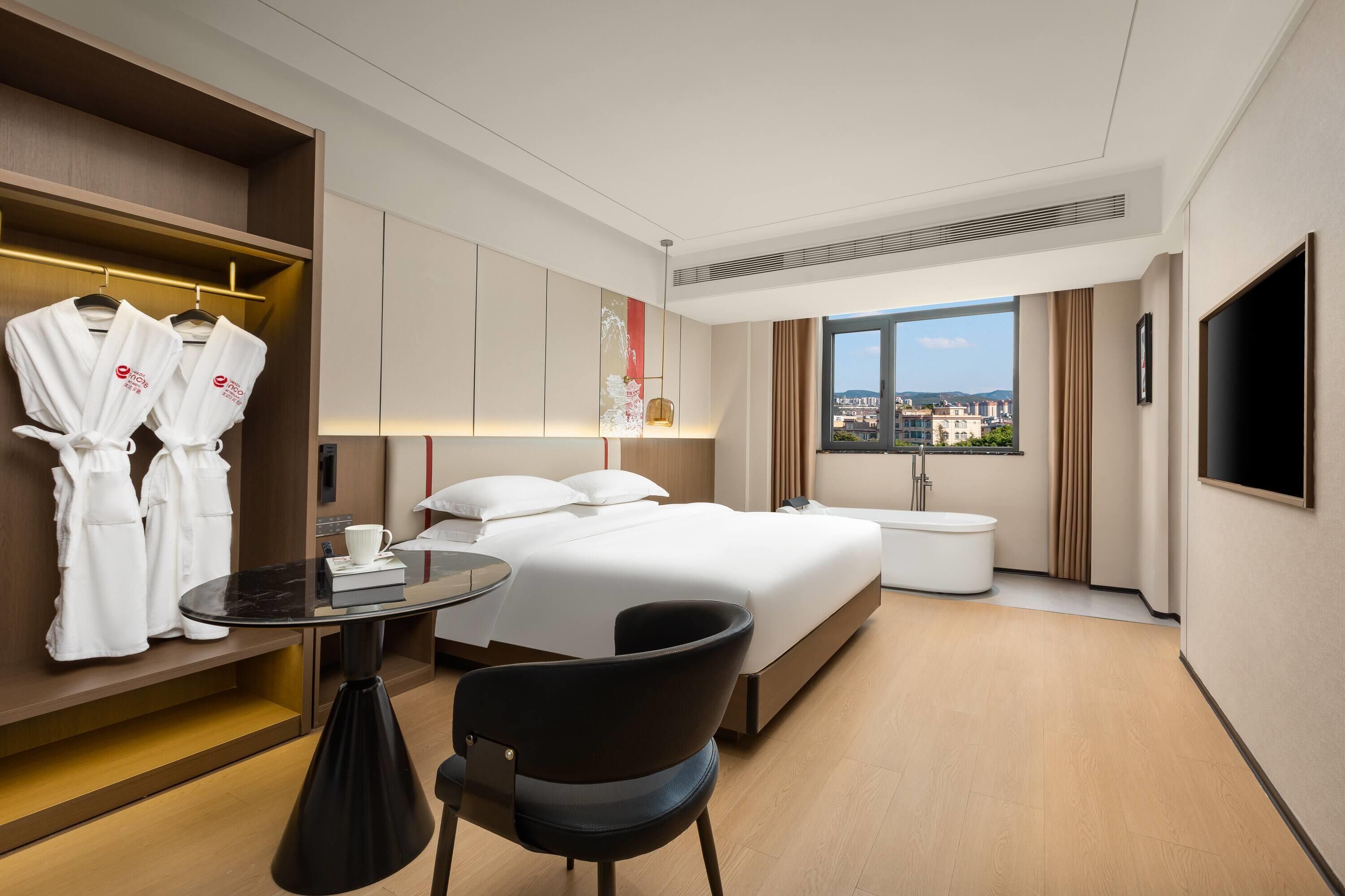 Executive Suite, 1 King Bed, Smoking