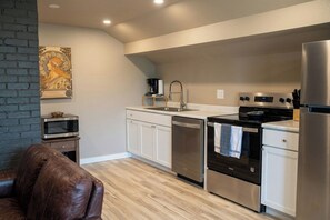 Private kitchen - Cozy 1-bedroom apartment in perfect Evansville with AC (Evansville)