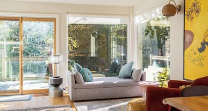 Woodstock Waterfall Hideaway · Walk To Tinker St!