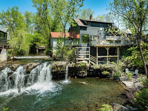 Woodstock Waterfall Hideaway · Walk To Tinker St!
